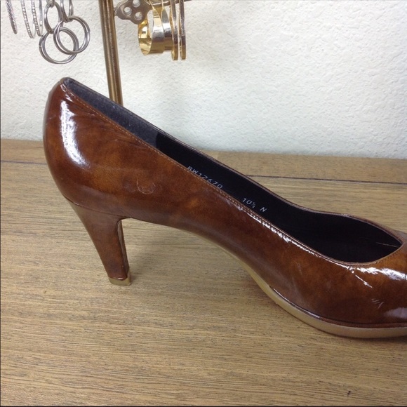 Stuart Weitzman Caramel Leather Rubber Sole Heels - Picture 5 of 8